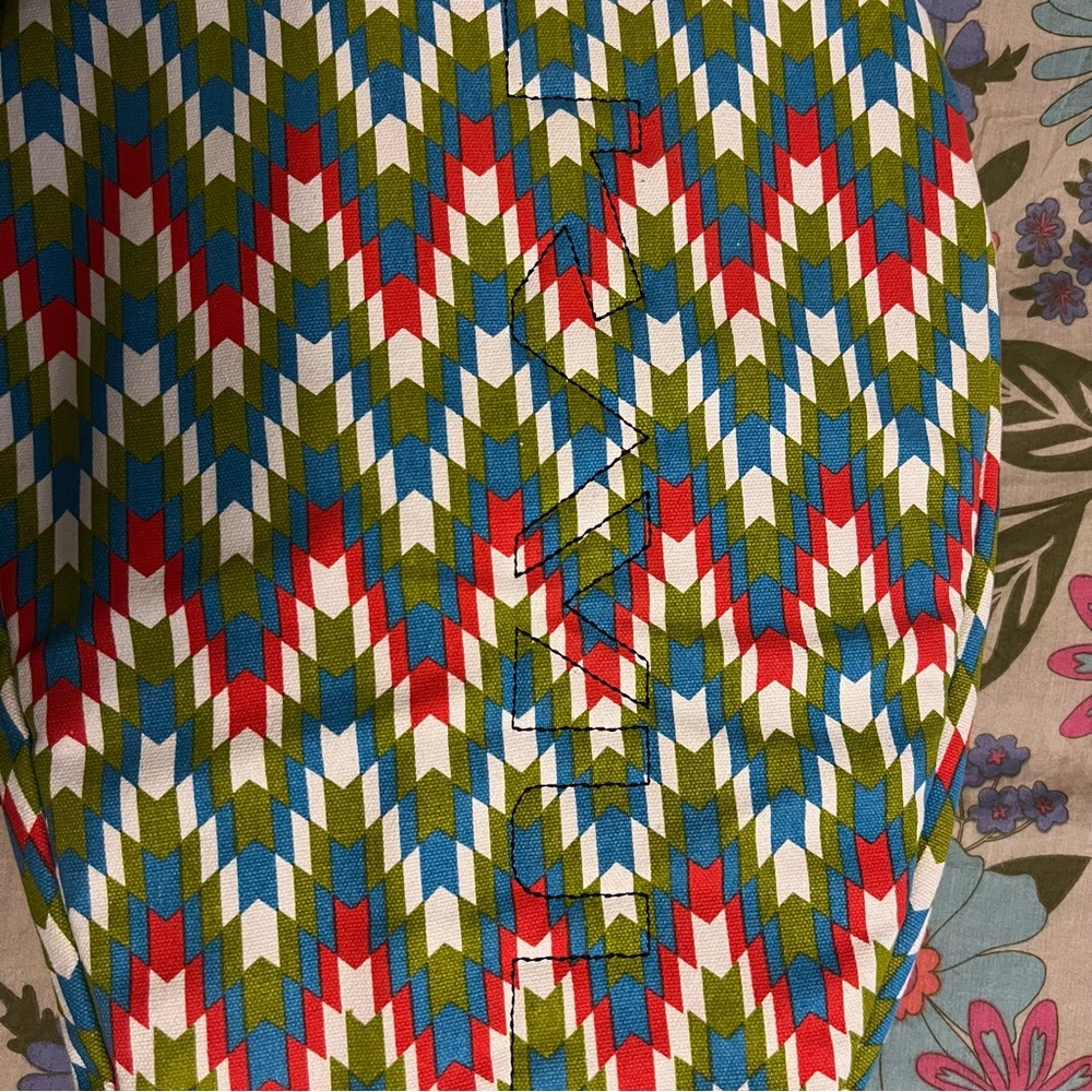 KAVU Colorful Chevron crossbody backpack sling Bag multiple zip pockets - Picture 12 of 12